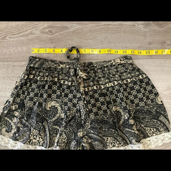 🌸 Black & Tan Patterned Shorts L - Picture 2 of 5